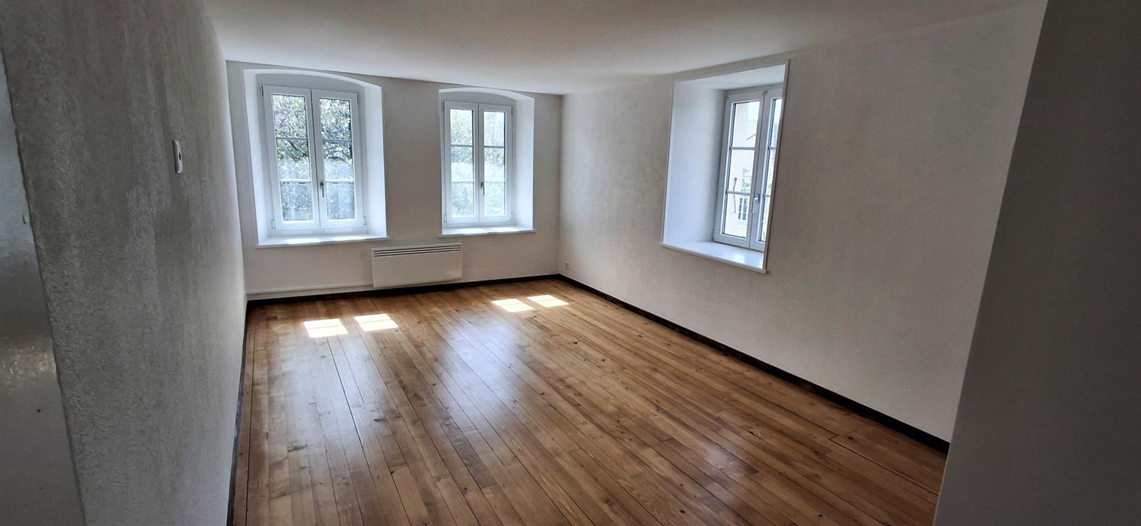 Appartement entièrement remis à neuf — Pomy