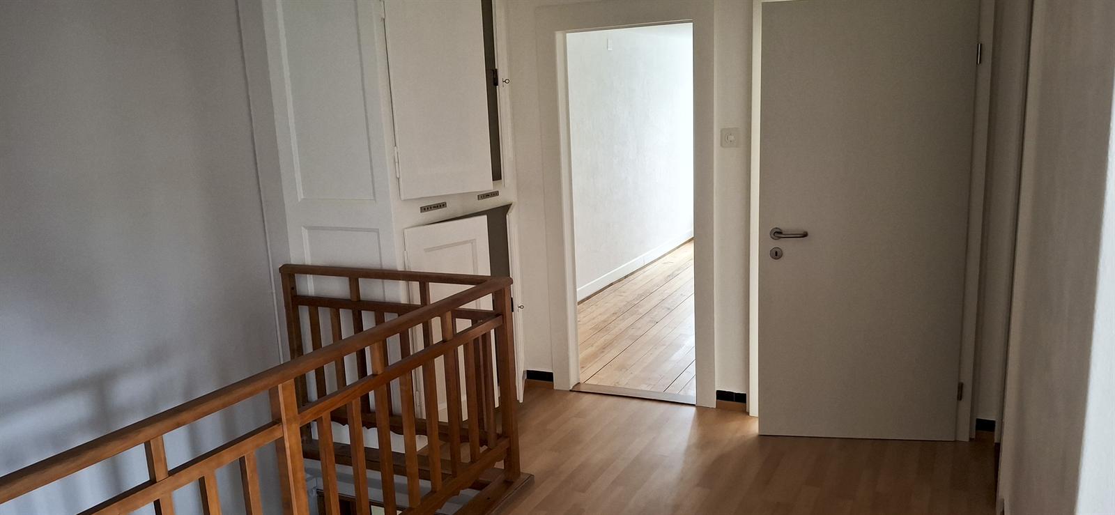 Couloir avec armoire rénovée