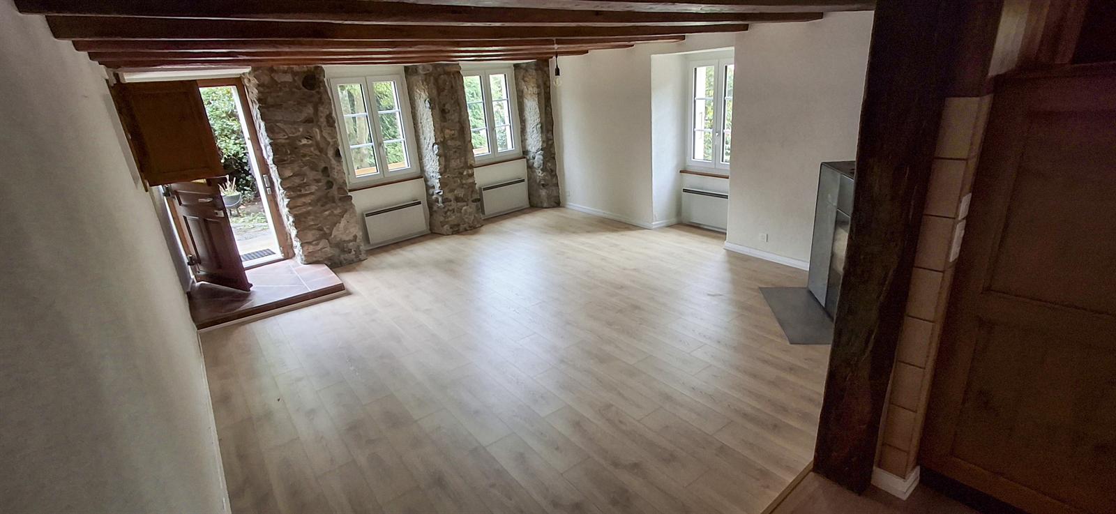 Salon nettoyé avec nouvelles fenêtres et nouveau parquet