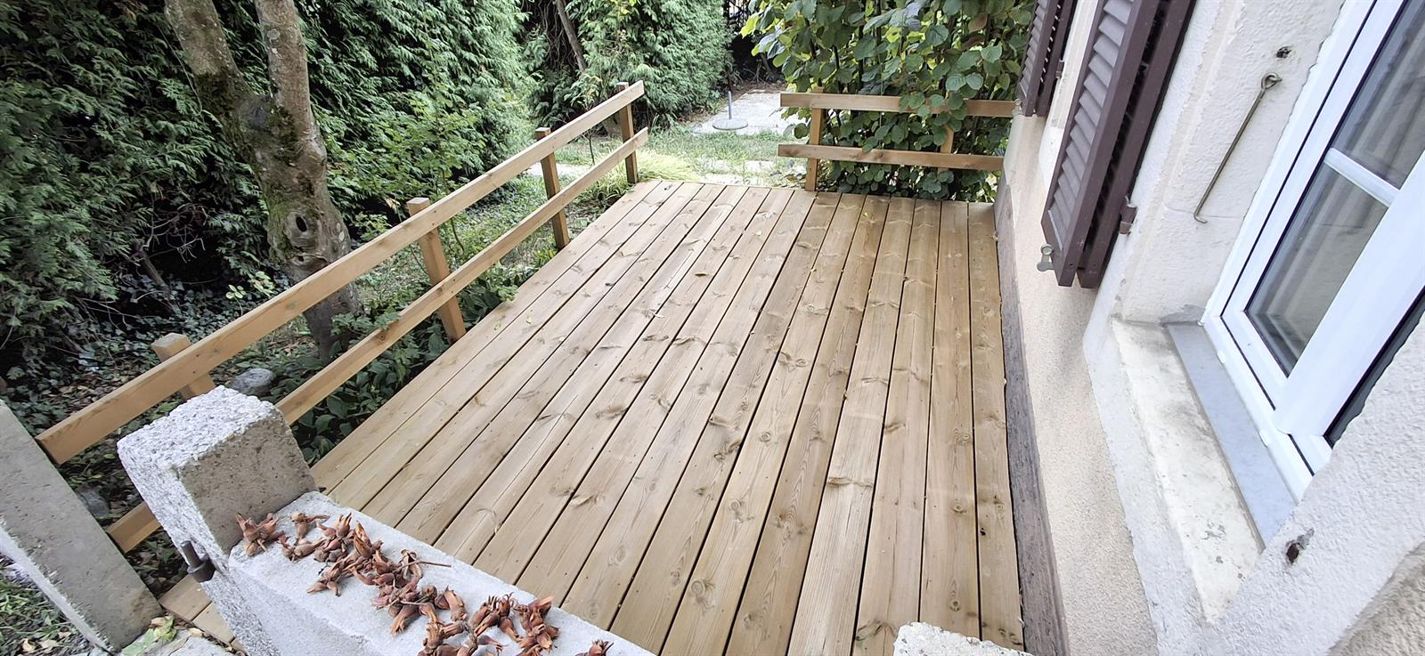 Nouvelle terrasse en bois avec barrières
