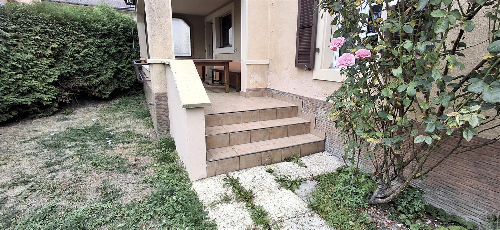 Escalier avec nouveau carrelage et réparation extérieure