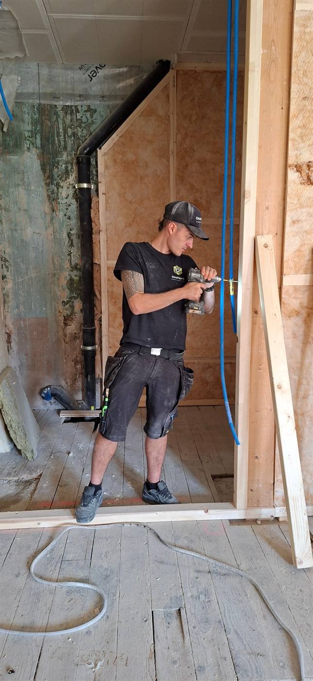 Montage d’une ossature bois et passage des gaines dans un appartement en rénovation