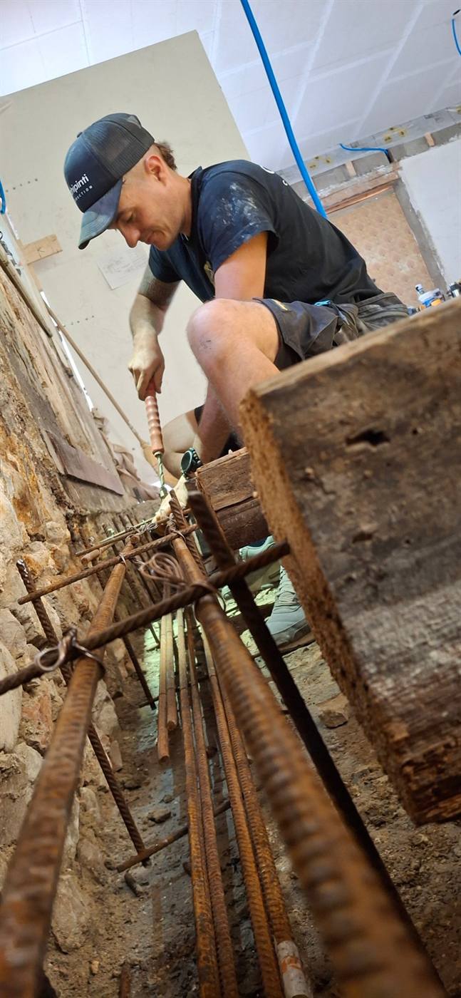 Ligature des armatures avant coulage, contre un mur de pierre existant