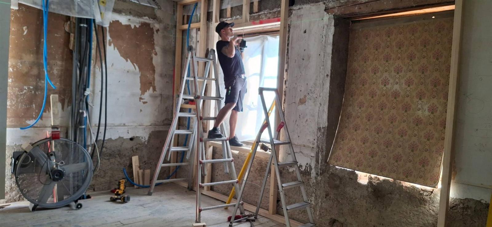 Pose du cadre d'une nouvelle ouverture de fenêtre sur un chantier de rénovation